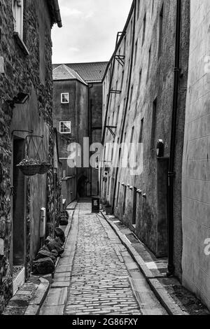 L'edificio pendente dell'Associazione Ostello della Gioventù in Dewar's Lane, Berwick-upon-Tweed, Northumberland, Regno Unito. Basato sul disegno a matita di L.S. Lowry. Foto Stock