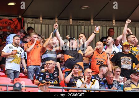 I fan di Castleford Tigers a Wembley in vista della finale della Betfred Challenge Cup Foto Stock