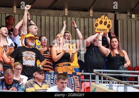 I fan di Castleford Tigers a Wembley in vista della finale della Betfred Challenge Cup Foto Stock