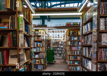 Barter Books, ex stazione ferroviaria e una delle più grandi librerie di seconda mano in Gran Bretagna, ad Alnwick, Northumberland, Inghilterra, Regno Unito Foto Stock