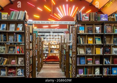 Barter Books, ex stazione ferroviaria e una delle più grandi librerie di seconda mano in Gran Bretagna, ad Alnwick, Northumberland, Inghilterra, Regno Unito Foto Stock