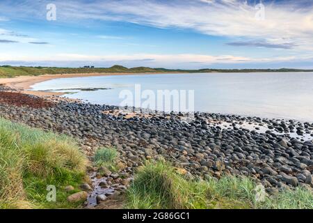 Embleton Bay e la spiaggia rocciosa sulla costa del Northumberland in Inghilterra, Regno Unito Foto Stock