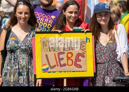 Rostock, Germania. 17 luglio 2021. 'La cosa principale è l'amore' è scritto su un poster dei partecipanti al Christopher Street Day. Quest'anno, l'evento colorato e stridulo porta il motto "il mio voto è più stregone - la nostra scelta contro la discriminazione" in vista delle elezioni federali e statali. Secondo gli organizzatori, l'uso delle maschere è raccomandato sul Markt Neuer e durante la processione dimostrativa, ma questo non è obbligatorio. Credit: Stefan Sauer/dpa/Alamy Live News Foto Stock