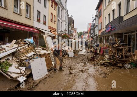 Ahrweiler, Germania. 17 luglio 2021. Residenti e negozianti stanno cercando di liberare le loro case di fango e spostare mobili inutilizzabili all'esterno. La pulizia inizia nelle aree colpite dalla tempesta. Credit: Thomas Frey/dpa/Alamy Live News Foto Stock