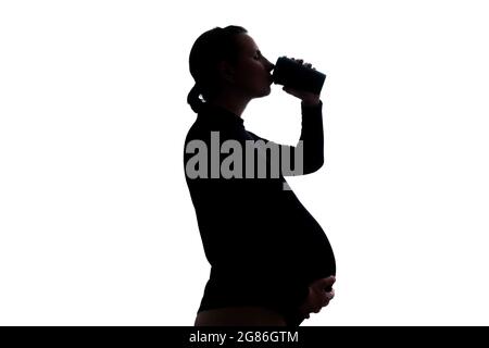 Donna incinta con tazza di caffè. Vista laterale Foto Stock