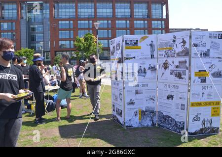 Manchester, Regno Unito. 17 luglio 2021. Un gruppo che si batte per la libertà per Hong Kong e sostiene che Hong Kong e la Cina sono fondamentalmente diverse hanno allestito una mostra a Piccadilly Gardens, centro di Manchester, Inghilterra, Regno Unito. Hanno dato fuori i volantini e discusso le questioni con i passanti vicino. Credit: Terry Waller/Alamy Live News Foto Stock