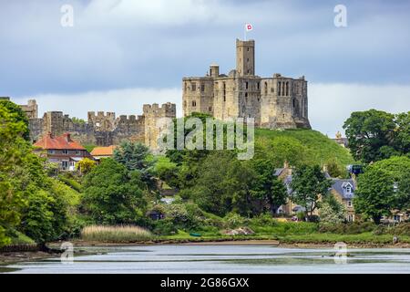 Vista sul fiume Coquet fino al castello medievale di Warkworth e al villaggio di Warkworth nel Northumberland. Foto Stock