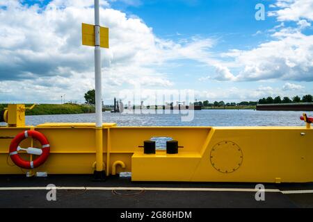 Sluice nel fiume Mosa visto dal traghetto vicino Lith, Paesi Bassi Foto Stock