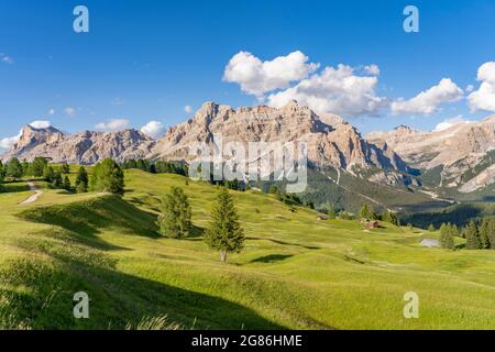 Splendido paesaggio dell'Altopiano Pralongia nelle Dolomiti dell'alta Badia con la splendida vetta del Sasso die Santa Cruce, del Tirolo del Sud e del Trentino Foto Stock