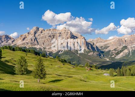 Splendido paesaggio dell'Altopiano Pralongia nelle Dolomiti dell'alta Badia con la splendida vetta del Sasso die Santa Cruce, del Tirolo del Sud e del Trentino Foto Stock