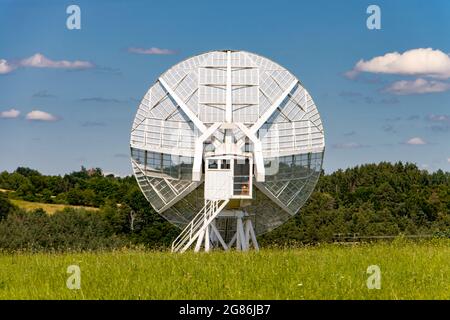 Osservatorio ionosferico con antenna satellitare gigante per la ricezione di un segnale satellitare. Foto Stock