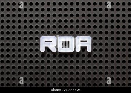 Tabellone a colori nero con lettera bianca in ROA (Abbreviazione del ritorno sugli asset) Foto Stock
