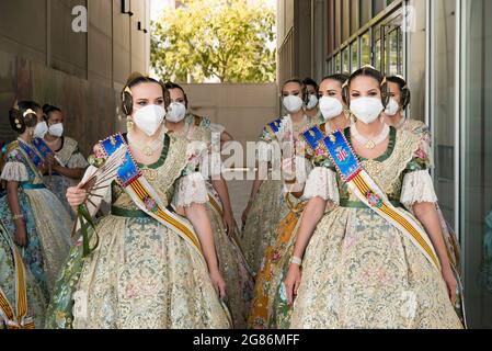 Corte d'onore Fallera dei Fallas 2020-2021 durante l'apertura della mostra Ninot. Celebrazione della mostra Ninot dopo più di un anno senza Fallas alla pandemia causata da Covid19. In questa mostra sono esposti i monumenti delle Fallas di Valencia votati che non saranno bruciati insieme al resto delle Fallas. La mostra culturale di quest'anno si trova nell'edificio Alinghi alla base di la Marina di Valencia, perché il Museo della Scienza (la sua posizione abituale) è abilitato come centro di vaccinazione. (Foto di Xisco Navarro/SOPA Images/Sipa USA) Foto Stock