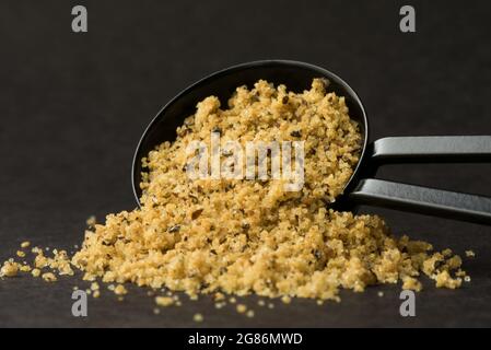 Limone Peperoncino di Condimenti versato da un cucchiaino da tè Foto Stock