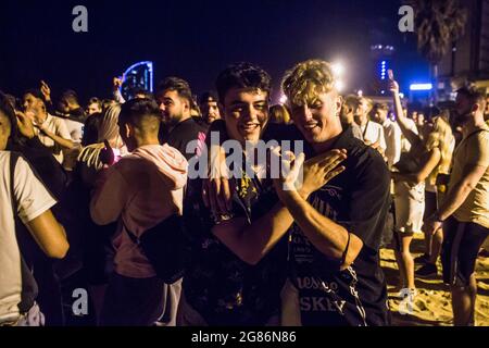 Barcellona, Spagna. 16 luglio 2021. Sulla spiaggia di Barceloneta, di fronte all'Hotel W Barcelona, si trova una folla di giovani. La polizia evica le folle dalla spiaggia di Barceloneta dopo che la Catalogna decretò il ritorno del coprifuoco dato il rimbalzo in casi COVID-19 come risultato della variante delta del coronavirus. Il coprifuoco inizierà dalle ore 1:00 del 17 luglio. Credit: SOPA Images Limited/Alamy Live News Foto Stock
