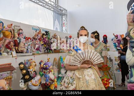 Corte d'onore Fallera dei Fallas 2020-2021 durante l'apertura della mostra Ninot. Celebrazione della mostra Ninot dopo più di un anno senza Fallas alla pandemia causata da Covid19. In questa mostra sono esposti i monumenti delle Fallas di Valencia votati che non saranno bruciati insieme al resto delle Fallas. La mostra culturale di quest'anno si trova nell'edificio Alinghi alla base di la Marina di Valencia, perché il Museo della Scienza (la sua posizione abituale) è abilitato come centro di vaccinazione. Foto Stock