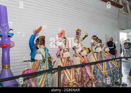 Corte d'onore Fallera dei Fallas 2020-2021 durante l'apertura della mostra Ninot. Celebrazione della mostra Ninot dopo più di un anno senza Fallas alla pandemia causata da Covid19. In questa mostra sono esposti i monumenti delle Fallas di Valencia votati che non saranno bruciati insieme al resto delle Fallas. La mostra culturale di quest'anno si trova nell'edificio Alinghi alla base di la Marina di Valencia, perché il Museo della Scienza (la sua posizione abituale) è abilitato come centro di vaccinazione. Foto Stock