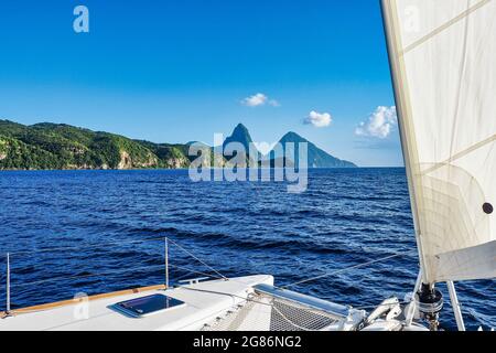 Vela ai Pitons nel Mar dei Caraibi a Soufriere, Santa Lucia. I Pitons sono due guglie vulcaniche sull'isola caraibica di Santa Lucia e sono una U Foto Stock