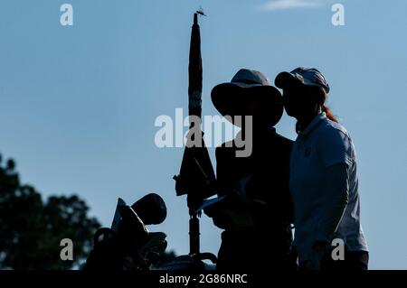 Pinehurst, Carolina del Nord, Stati Uniti. 17 luglio 2021. GINA KIM, di Durham, Carolina del Nord e golfista della Duke University, E sua madre/caddie, SANGSUK KIM, sono silhouette sul sesto tee durante la Semifinale al 119esimo campionato dilettante di WomenÃs Nord & Sud, 17 luglio 2021, al Pinehurst Resort & Country ClubÃs Course No. 2 nel Villaggio di Pinehurst, N.C. (Credit Image: © Timothy L. Hale/ZUMA Press Wire) Foto Stock