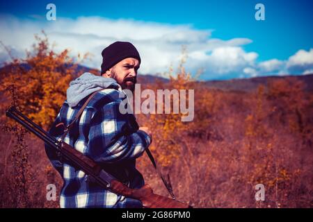 Cacciatore d'epoca. Caccia senza confini. Cacciatore con fucile da caccia. Caccia all'autunm. Caccia in Russia. Autunno. Foto Stock