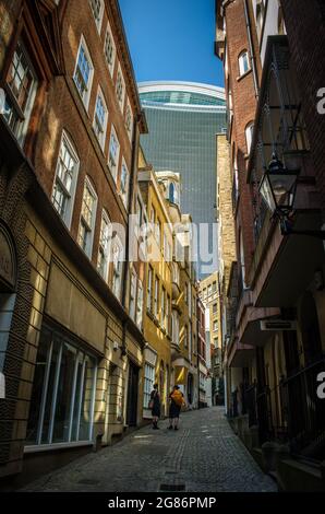 Guardando verso Lovat Lane fino al 20 Fenchurch Street, conosciuto anche come Walkie Talkie Building. Londra, Regno Unito. Foto Stock