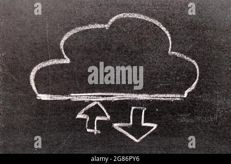 Disegno a mano in gesso bianco in cloud con la forma dell'icona freccia su e giù sullo sfondo della lavagna nera (concetto per il download e il caricamento di dati su computer cloud, co Foto Stock