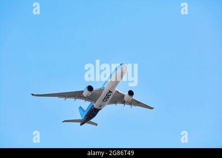 AIRBUS A350 XWB. Volo dimostrativo di Modern Airliner sull'airshow MAKS 2019. ZHUKOVSKY, RUSSIA, 30 AGOSTO 2019 Foto Stock