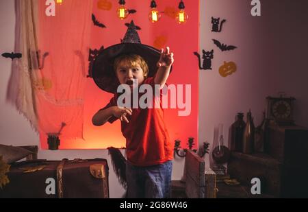 Abiti e costumi di Halloween e cappelli di strega. Sfondo di Halloween. Volti horror. Sfondo decorato per Halloween. Felicissimo halloween Foto Stock