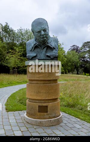 Scultura di Sir Winston Churchill nel Giardino commemorativo del Palazzo di Blenheim che celebra il 50° anniversario della morte di Sir Winston Churchill Foto Stock