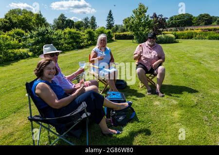 Haddington, East Lothian, Scozia, Regno Unito, 17 luglio 2021. L'arpista celtica Ailie Robertson suona al giardino murato di Amisfield: Un concerto socialmente distanziato si svolge nel giardino murato gestito da volontari. Ailie Robertson è un premiato compositore e performer che suona musica tradizionale e contemporanea arpa Foto Stock