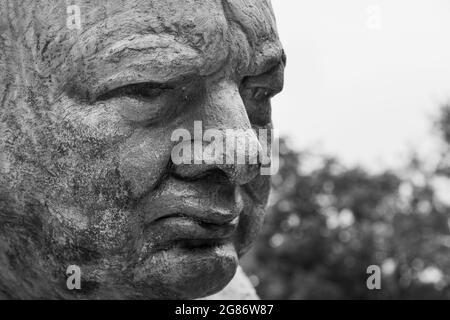 Scultura di Sir Winston Churchill nel Giardino commemorativo del Palazzo di Blenheim che celebra il 50° anniversario della morte di Sir Winston Churchill Foto Stock