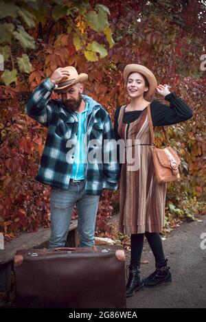 Giovane coppia all'aperto nel parco nella bella giornata autunnale. Giovane coppia innamorata camminando attraverso un parco il giorno d'autunno. Uomo bearded e donna di bruna Foto Stock