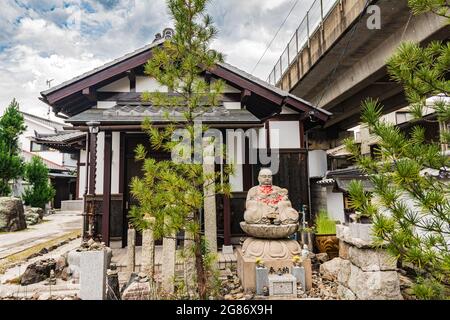 Kyoto, Giappone, Asia - 4 settembre 2019 : piccolo Tempio vicino Arashiyama Bamboo Grove Foto Stock