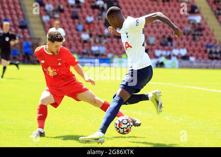 Londra, Regno Unito. 17 luglio 2021. Hector Kyprianou di Leyton Orient (L) affronta Kallum Cesay di Tottenham Hotspur (R). Incontro amichevole pre-stagione, Leyton Orient v Tottenham Hotspur al Breyer Group Stadium di Leyton, Londra sabato 17 luglio 2021. Questa immagine può essere utilizzata solo per scopi editoriali. Solo per uso editoriale, è richiesta una licenza per uso commerciale. Nessun uso nelle scommesse, nei giochi o in un singolo club/campionato/giocatore publications.pic by Steffan Bowen/Andrew Orchard sports photography/Alamy Live News Credit: Andrew Orchard sports photography/Alamy Live News Foto Stock