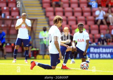 Londra, Regno Unito. 17 luglio 2021. DELE Alli di Tottenham Hotspur prende il ginocchio prima di iniziare. Incontro amichevole pre-stagione, Leyton Orient v Tottenham Hotspur al Breyer Group Stadium di Leyton, Londra sabato 17 luglio 2021. Questa immagine può essere utilizzata solo per scopi editoriali. Solo per uso editoriale, è richiesta una licenza per uso commerciale. Nessun uso nelle scommesse, nei giochi o in un singolo club/campionato/giocatore publications.pic by Steffan Bowen/Andrew Orchard sports photography/Alamy Live News Credit: Andrew Orchard sports photography/Alamy Live News Foto Stock