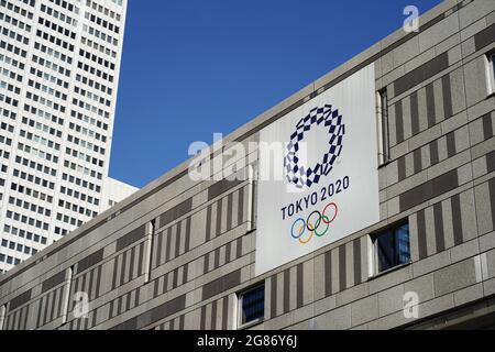 Shinjuku, Giappone. 17 luglio 2021. Un banner delle Olimpiadi di Tokyo 2020 è esposto sul muro dell'edificio del Governo Metropolitano di Tokyo. I Giochi Olimpici di Tokyo 2020, ufficialmente noti come i Giochi della XXXII Olimpiade, si terranno dal 23 luglio all'8 agosto 2021 a Tokyo. Credit: SOPA Images Limited/Alamy Live News Foto Stock