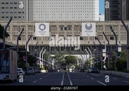 Shinjuku, Giappone. 17 luglio 2021. Gli striscioni dei Giochi Olimpici e Paralimpici di Tokyo 2020 sono esposti sulle pareti dell'edificio del Governo Metropolitano di Tokyo. I Giochi Olimpici di Tokyo 2020, ufficialmente noti come Giochi della XXXII Olympias, si terranno dal 23 luglio all'8 agosto 2021 a Tokyo. Credit: SOPA Images Limited/Alamy Live News Foto Stock