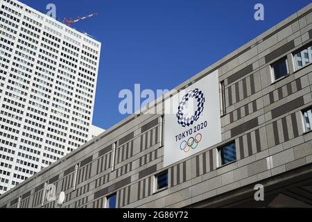 Shinjuku, Giappone. 17 luglio 2021. Un banner delle Olimpiadi di Tokyo 2020 è esposto sul muro dell'edificio del governo metropolitano di Tokyo. I Giochi Olimpici di Tokyo 2020, ufficialmente noti come Giochi della XXXII Olympias, si terranno dal 23 luglio all'8 agosto 2021 a Tokyo. Credit: SOPA Images Limited/Alamy Live News Foto Stock