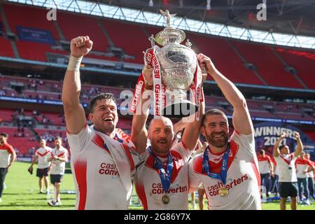 James Roby (9), Kyle Amor (16) e Louie McCarthy-Scarsbrook (15) di St Helens festeggiano con la coppa Foto Stock