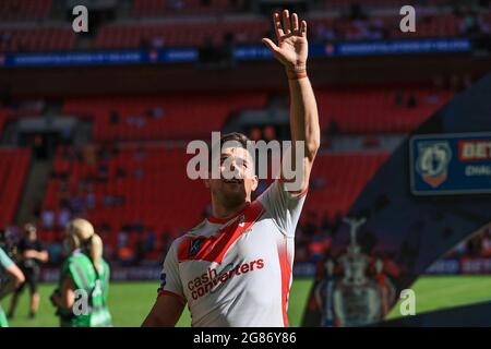 Louie McCarthy-Scarsbrook (15) di St Helens festeggiano con i tifosi Foto Stock