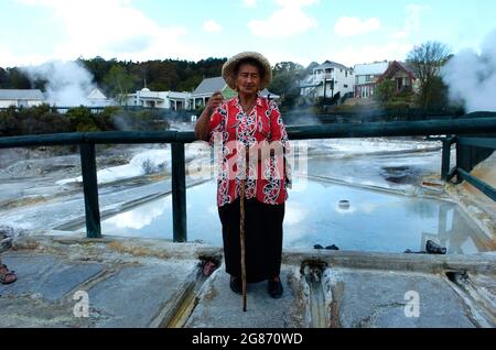 Maori woman tour guide nel villaggio termale Whakarewarewarewa Maori Village, Rotorua, Isola del Nord, Nuova Zelanda. guida turistica indigena Foto Stock