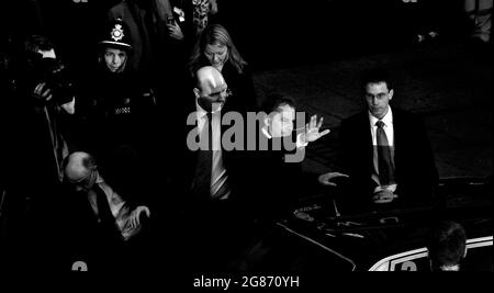 Tony Blair lascia la Transport House a Broad Street, Birmingham dopo il suo incontro sul futuro DI MG Rover 08/04/2005 Foto Stock