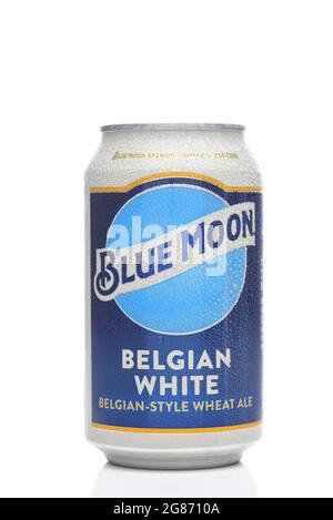 IRIVNE, CALIFORNIA - 17 LUG 2021: Una lattina fredda di Blue Moon Belga White Ale con condensazione su bianco. Foto Stock