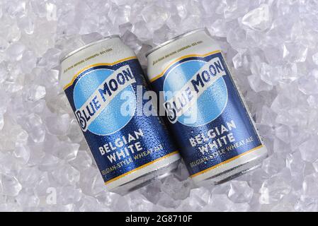 IRIVNE, CALIFORNIA - 17 LUG 2021: Due lattine di Blue Moon Belga White Ale in un letto di ghiaccio. Foto Stock