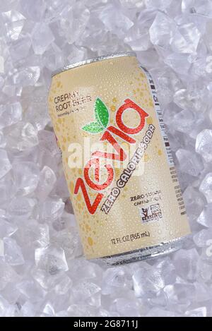 IRIVNE, CALIFORNIA - 17 LUGLIO 2021: Una lattina fredda di Zavia cremosa birra di radice Zero calorie Soda, in un letto di ghiaccio. Foto Stock