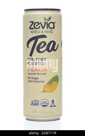 IRIVNE, CALIFORNIA - 17 LUGLIO 2021: Una lattina di Zevia Organic Peach Flavored Tea su bianco. Foto Stock