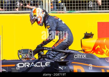 Silverstone Circuit, Silverstone, Northamptonshire, Regno Unito. 17 luglio 2021. Formula uno Gran Premio di Gran Bretagna, Sprint Race; il pilota Honda Red Bull Racing Max Verstappen sale fuori dalla sua auto vincendo la gara sprint e 3 punti credito: Action Plus Sports/Alamy Live News Foto Stock