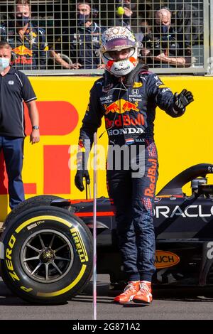 Silverstone Circuit, Silverstone, Northamptonshire, Regno Unito. 17 luglio 2021. Formula ONE British Grand Prix, Sprint Race; il pilota Red Bull Racing Honda Max Verstappen si fa un'onda ai tifosi mentre vince la gara sprint Credit: Action Plus Sports/Alamy Live News Foto Stock