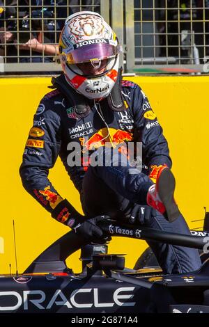 Silverstone Circuit, Silverstone, Northamptonshire, Regno Unito. 17 luglio 2021. Formula uno Gran Premio di Gran Bretagna, Sprint Race; il pilota Honda Red Bull Racing Max Verstappen sale fuori dalla sua auto vincendo la gara sprint e 3 punti credito: Action Plus Sports/Alamy Live News Foto Stock