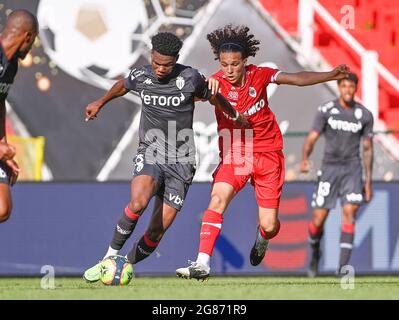 Axel Disasi di Monaco e Adam Zaanan di Anversa, fotografati in azione durante una partita di calcio amichevole tra il Royal Antwerp FC belga e il francese Monaco, Foto Stock